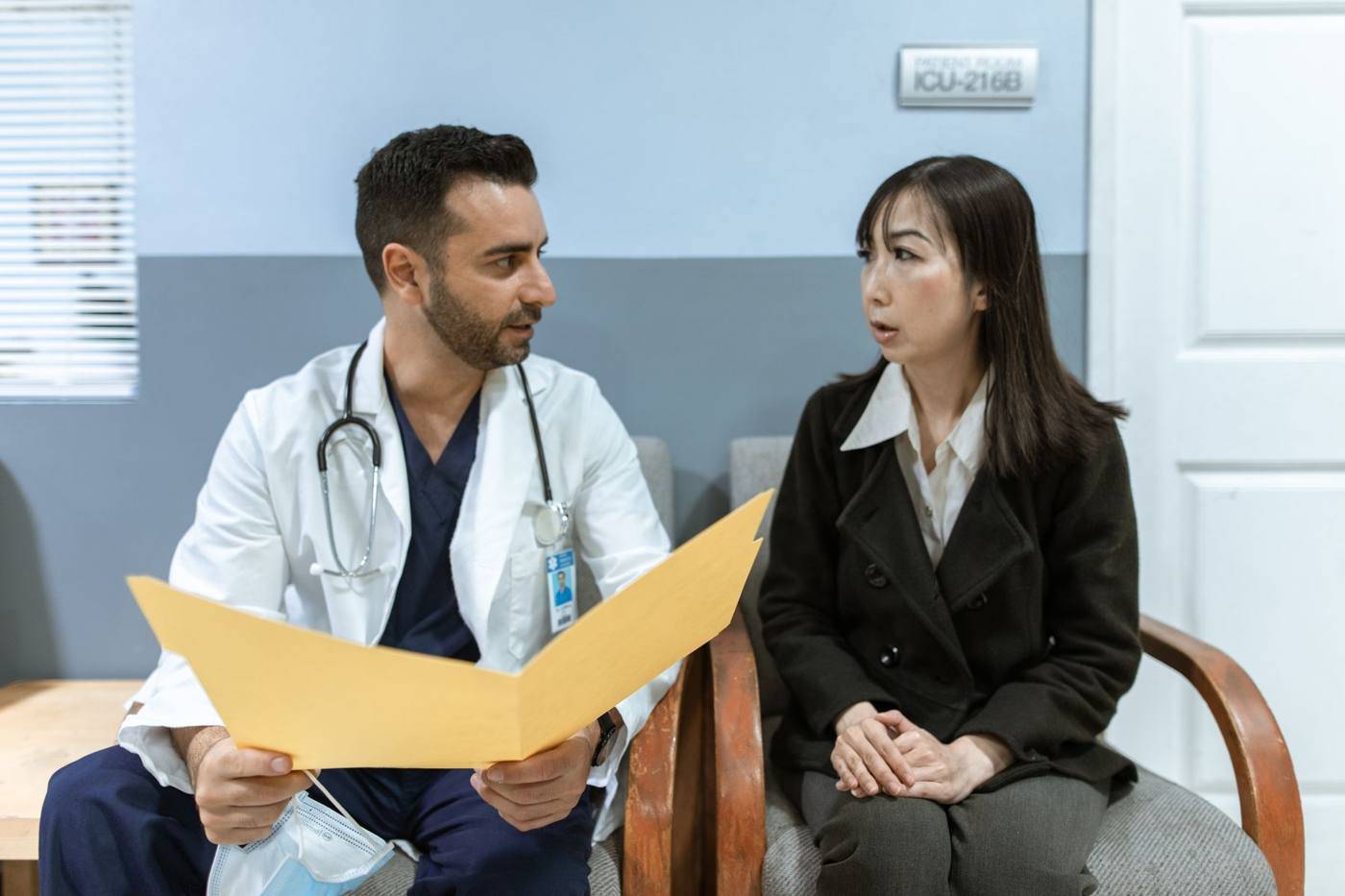 Un médico revisa a un paciente